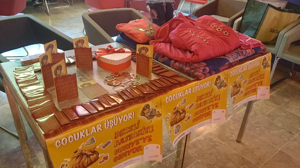 dertlibattaniye's tweet photo. Üsküdar Üniversitesi'ndeki kardeşlerimizin hazırladığı Dertli Battaniye standı bugün de Çarşı Yerleşkesi'nde. http://t.co/ZVAN1WFn1L