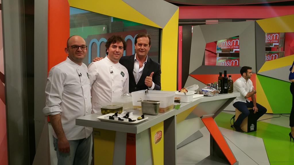 AIONSur's tweet photo. #SaboraCampiña con @alvaromsanta y @blancanalsur y los cocineros @Luispintura80 y Jorge Blanca de @LaMazaroca http://t.co/nUkZmmoozF