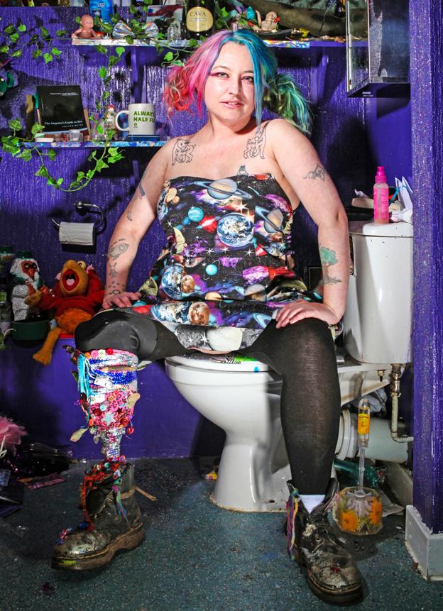 BBCNewsEnts's tweet photo. Meet the amputee who has turned her stump into a work of art: http://t.co/rKorx0bxMa {via @bbcouch] http://t.co/owKcjld9BZ