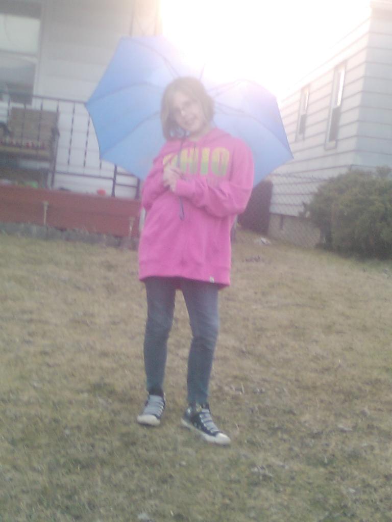 imsofafafab's tweet image. me and my cousin outside yesterday