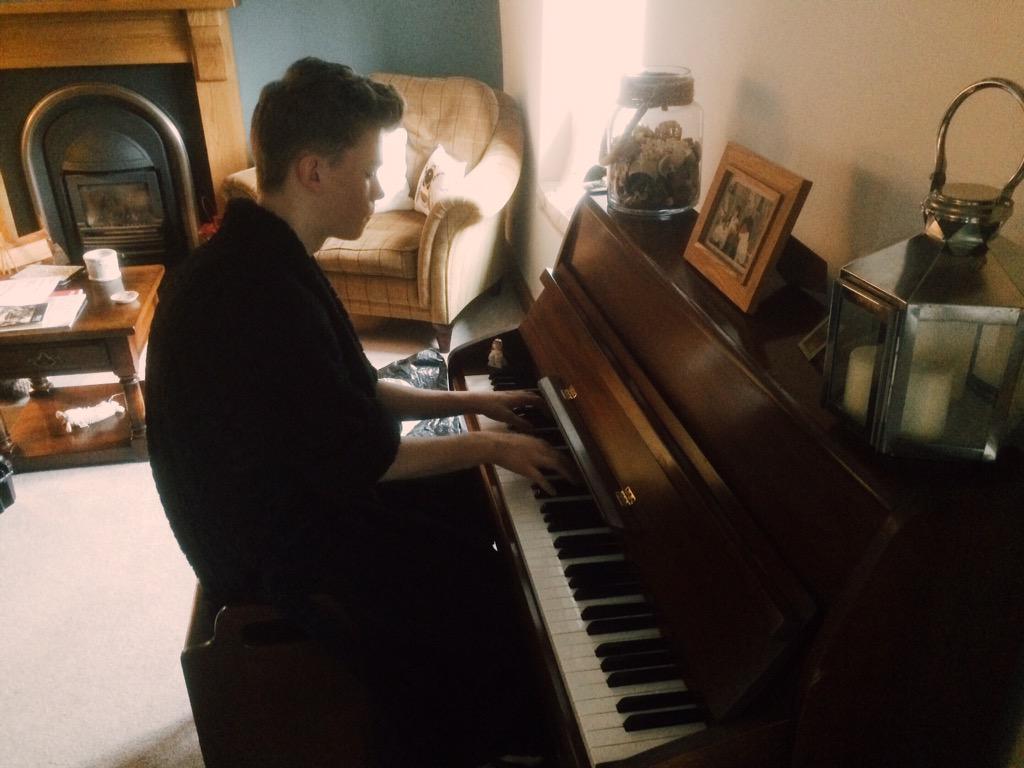 ryanCRASHBURN's tweet photo. Got a mate of mine around playing piano. @BarsAndMelody http://t.co/C2JbEtIT2l