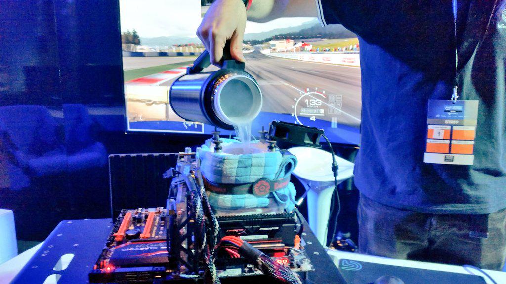 mrzempala's tweet photo. Podkręcamy i chłodzimy ciekłym azotem ;) #SSD850 #IEM @SamsungPolska @PurePC_ http://t.co/rJeKXzmadn