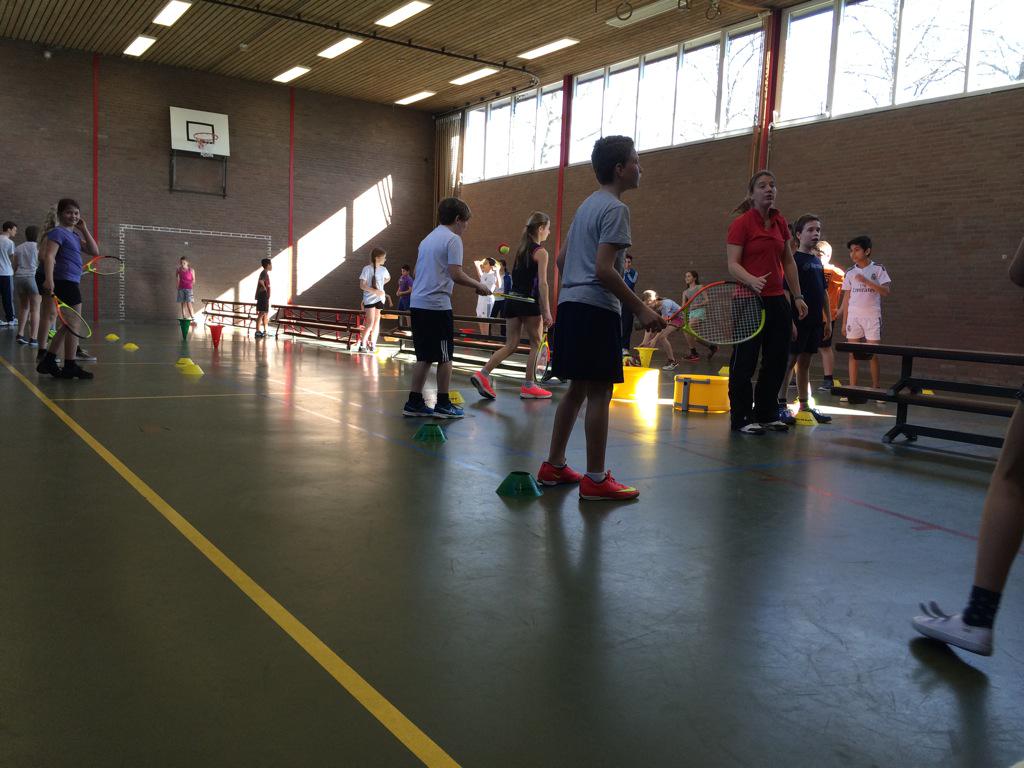 PoelmansDaan's tweet photo. Een tennisles in 5 verschillende stations! #JIBB #eersterith @BredaActief @HermanKruis http://t.co/HDwI2B5F61