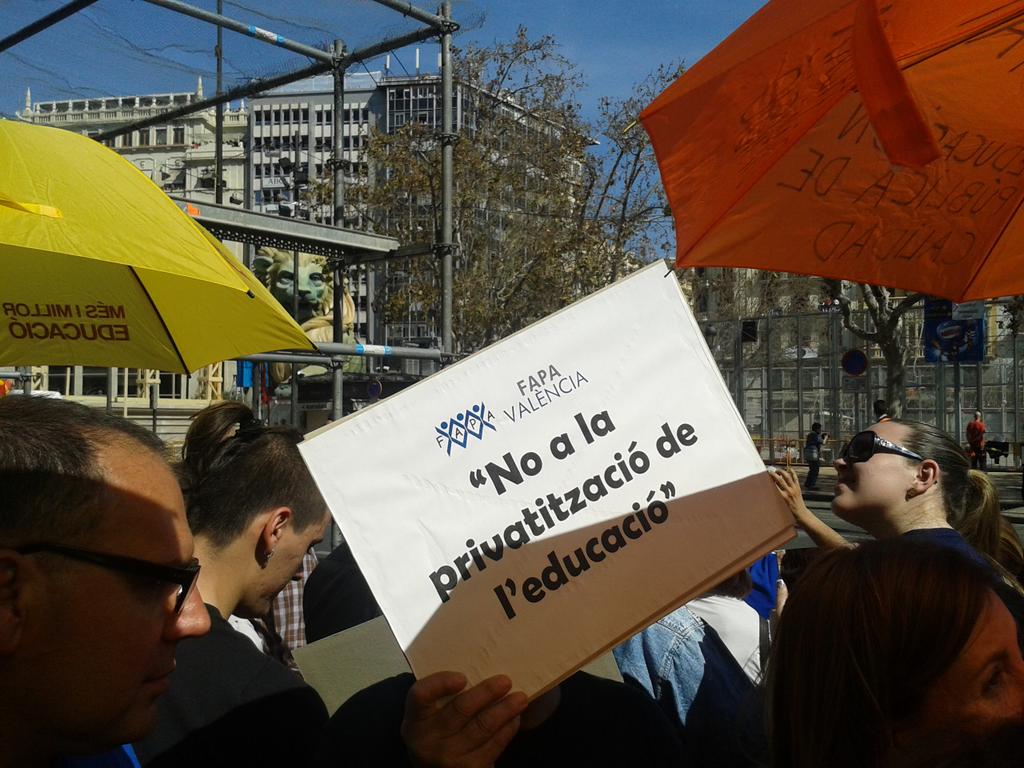 educacio_ccoopv's tweet photo. En defensa de l'educació pública @intifalla #Intifalla #intifalla2015 amb @FAPAValencia http://t.co/lDvpdyUgoy