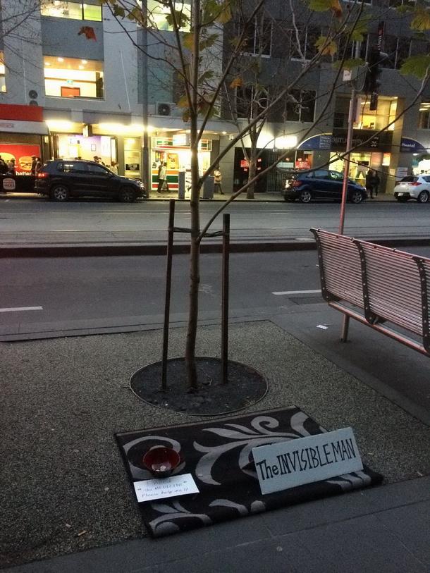 Mystraht's tweet image. L&apos;homme invisible demande une pièce pour sa prestation #insolite #invisible