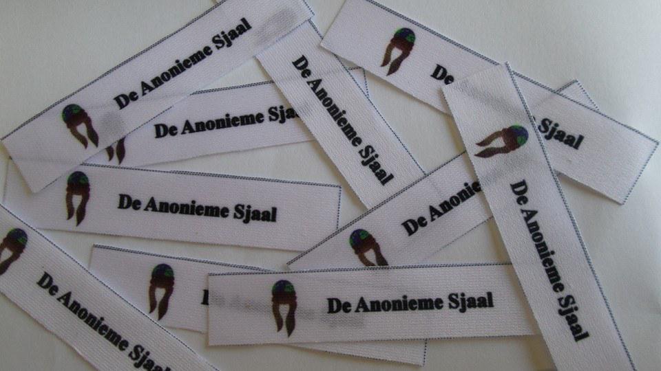 En voor wie liever geen knoopjes gebruikt, er zijn nu ook labels! deanoniemesjaal.nl
