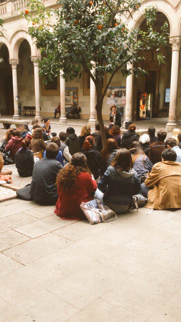 Ara mateix som unes 50 persones escoltant la Helen, amiga de la Patri Heras #PoetaMortaUB