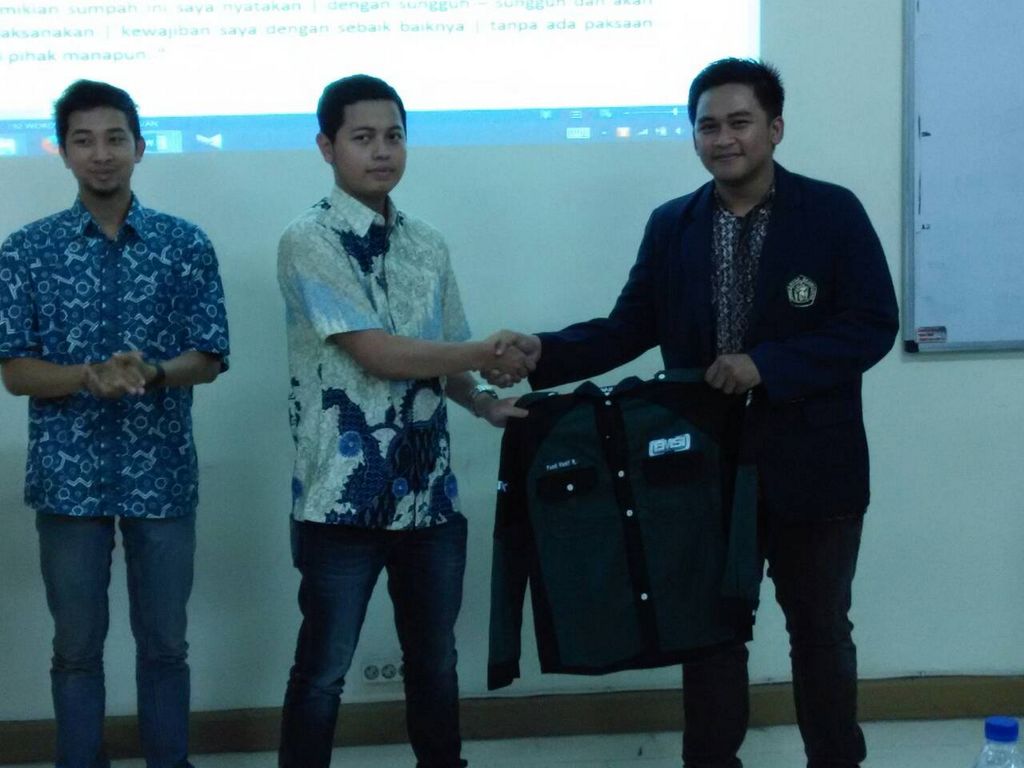 pemilwa_kbmsi's tweet photo. Serah terima jabata wakil ktua lama kpd wakil ketua baru @emsi_ub http://t.co/6Bysp9hF1K