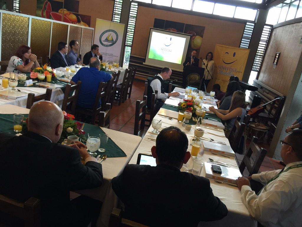 BlogUCN's tweet photo. Desayuno de Prensa en @UnacColombia con medios de la ciudad para hablar de #UnaSonrisaparaMedellin http://t.co/hcGcRT7gBR