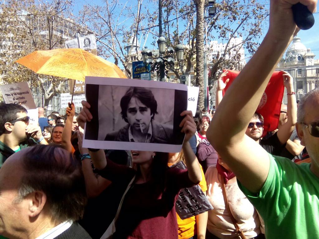 bahondillero's tweet photo. "@Potacari: #intifalla2015 #educació http://t.co/wtgunoneBP"@visentorro mira que guapa la marea naranja. A ver si encuentras a Wally ;-)