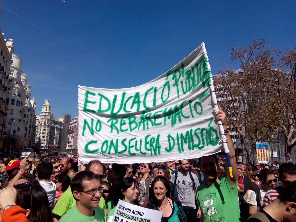 bahondillero's tweet photo. "@Potacari: #intifalla2015 #educació http://t.co/wtgunoneBP"@visentorro mira que guapa la marea naranja. A ver si encuentras a Wally ;-)