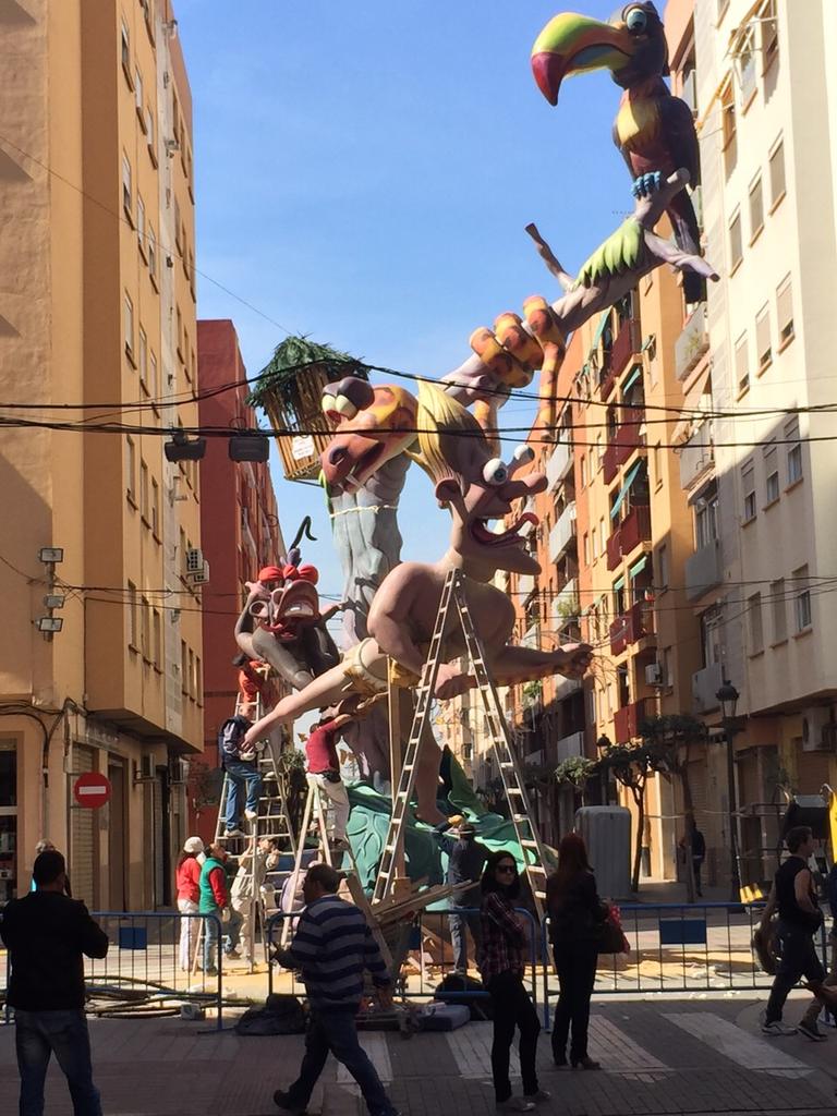 Falla_Maranyon's tweet photo. Lo sabemos, hemos tirado la casa por la ventana! #SomDeMarañon http://t.co/txARhD9oKP