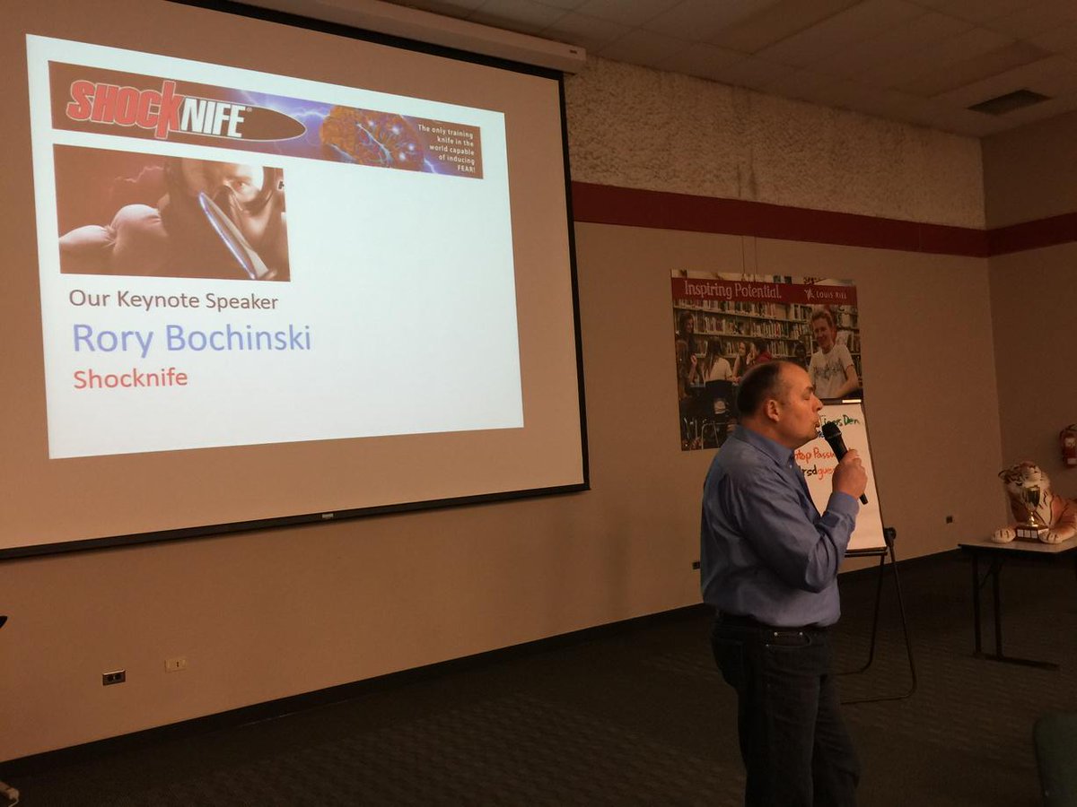 AnoMagnifico's tweet image. Rory #shocknife inspires #lrsdtigersden @louis_riel_sd students to be innovative in their lives...