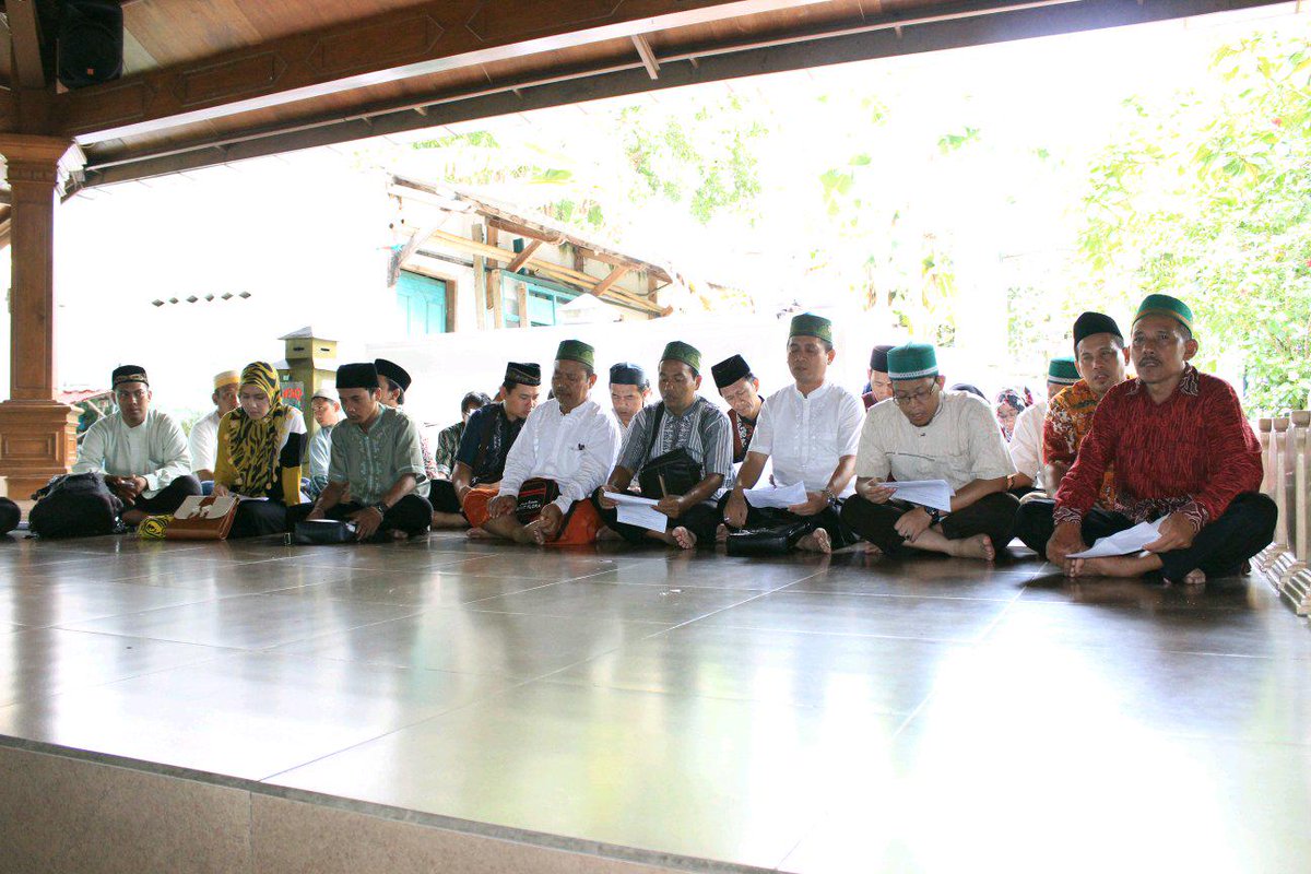 Ziarah wali jatim bersama civitas akademik dan dosen UNUSIDA tgl 19/02/2015. unusida.ac.id