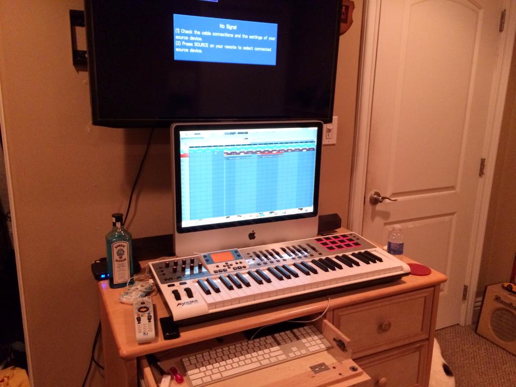 youngkhalifaaa8's tweet photo. Work place #MyStudio #Beats #SoundCloud #TGOD http://t.co/QjUhGJp2AB