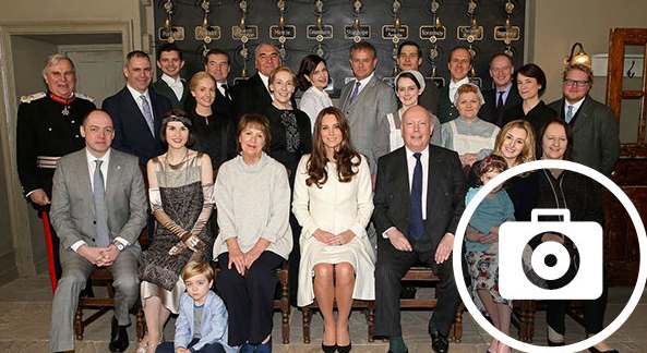 TeleLoisirs's tweet photo. Kate Middleton, enceinte et tout sourire, a rencontré les stars de Downton Abbey http://t.co/kwrcPUYKM5 http://t.co/7aJlxoztqM