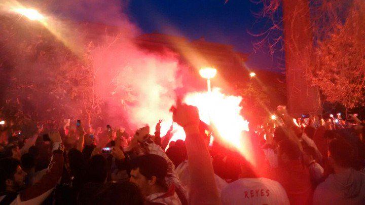 sevillafc16's tweet photo. ¡LOS LOCOS YA LA ESTAN LIANDO POR CASTELLON! http://t.co/ae1CfRUSQQ http://t.co/AXF0nSbe86