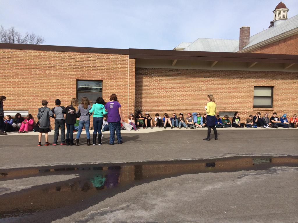 mashockn's tweet photo. Beautiful weather = outdoor team building for mentor meeting #dragontag @FDL_STEM @kt_kujawski http://t.co/bcjK1oMWoP