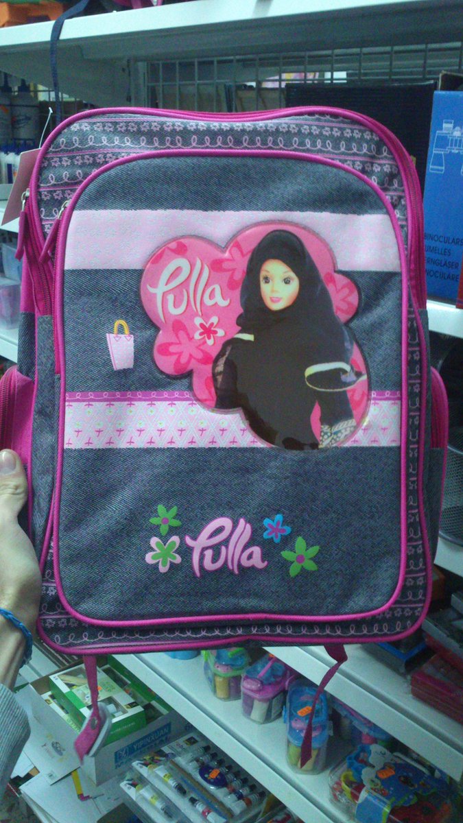 Jav_______'s tweet photo. #zapeando326 Encontrado en el chino de mi pueblo, Una mochila con una Barbie Musulmana llamada Pulla http://t.co/UOHlDkGO4G