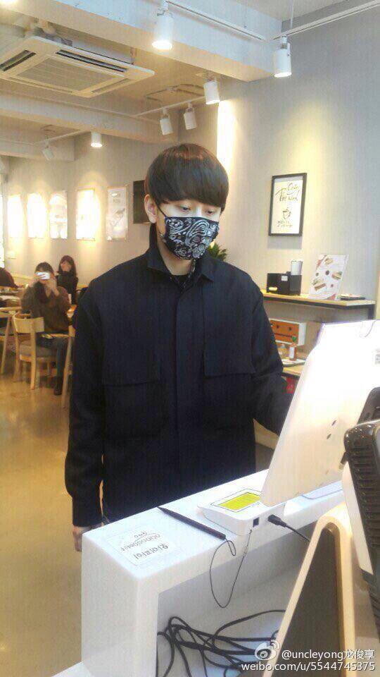 little_babyyy's tweet photo. Boss @ Cafe The Med #BEAST #Junhyung #CafeTheMed http://t.co/kdiWf5iQe8