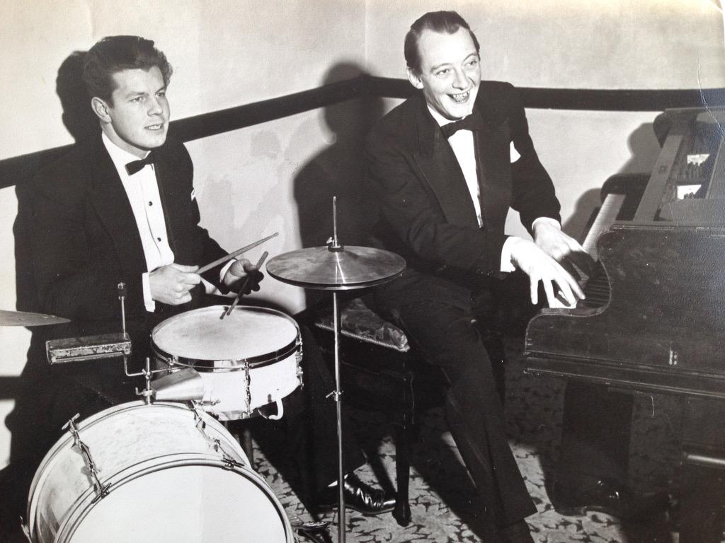 imogenryall's tweet photo. 'The Two Daves' in concert, 1959 #DavidRyall http://t.co/oWyJT8iaBB
