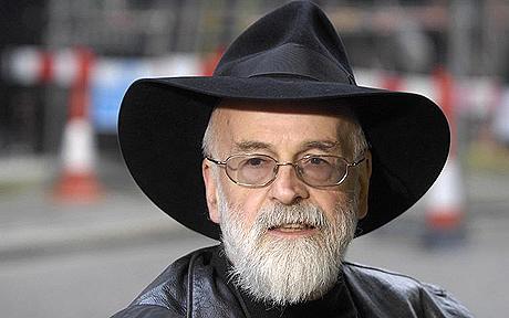 [Off] Morre aos 66 anos Terry Pratchett :( B_6ERP4UQAAD78B