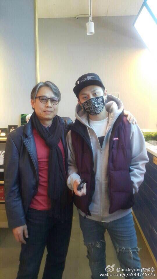 little_babyyy's tweet photo. เป็นรูปที่หาดูยากมาก จุนฮยองกับคุณพ่อ ถ่ายรูปด้วยกัน **คิดถึงตอนคุณพ่อเต้น Fiction 555 #BEAST #Junhyung #CafeTheMed http://t.co/2Nsr7EuO2e