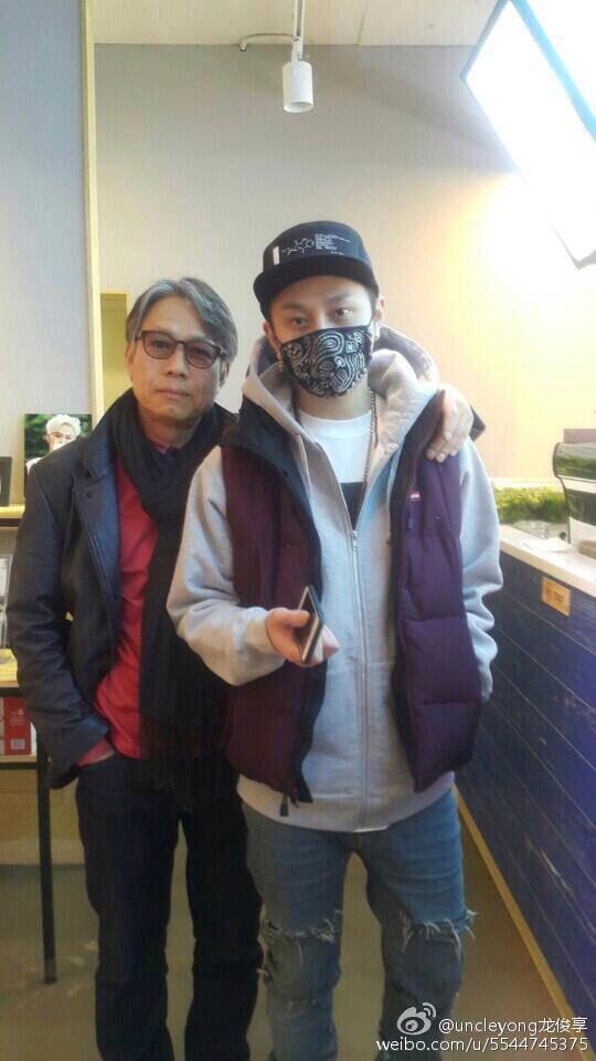 little_babyyy's tweet photo. เป็นรูปที่หาดูยากมาก จุนฮยองกับคุณพ่อ ถ่ายรูปด้วยกัน **คิดถึงตอนคุณพ่อเต้น Fiction 555 #BEAST #Junhyung #CafeTheMed http://t.co/2Nsr7EuO2e