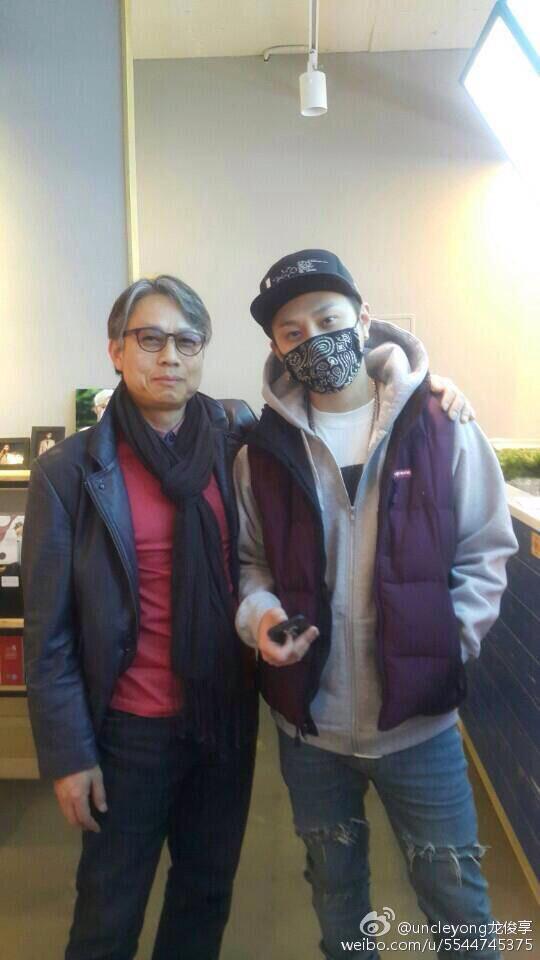 little_babyyy's tweet photo. เป็นรูปที่หาดูยากมาก จุนฮยองกับคุณพ่อ ถ่ายรูปด้วยกัน **คิดถึงตอนคุณพ่อเต้น Fiction 555 #BEAST #Junhyung #CafeTheMed http://t.co/2Nsr7EuO2e