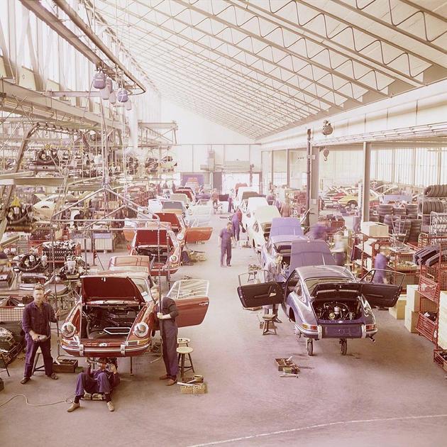 VeryOldPics's tweet photo. The assembly line of Porsche 911's at the Stuttgart factory. ~1970 http://t.co/X2SPDCPxuK