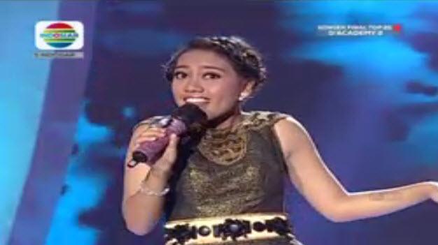 Indosiar's tweet photo. "Dua Kursi" dibawakan biduan ke empat kita malam ini @DA2_Ayu #DAcademy2 http://t.co/G1lyVwLNJE