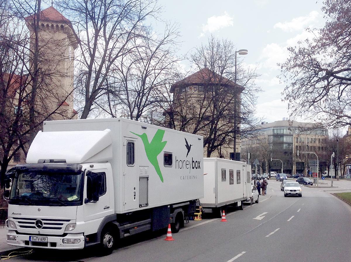 honeyboxberlin's tweet photo. Heute: Drehtag mit Gisela Schneeberger &amp; Wolfgang Fiereck am Münchner Isartor! #muenchen #isartor #honeybox #catering http://t.co/AxX3hnh6FK