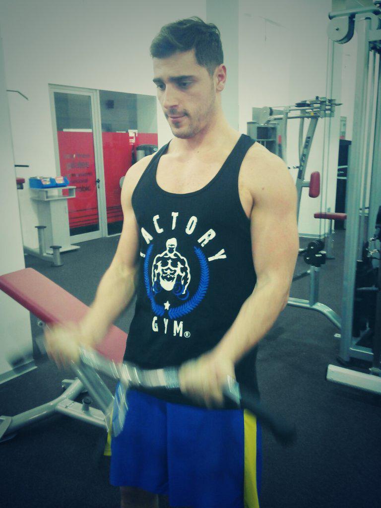 AlexGuijoRomero's tweet photo. Buenísimo día de entreno y con la comodidad de las nuevas camisetas de @Factory_GymES un poquito cada día Aauu !!! 💪 http://t.co/OjRMUKGAzg