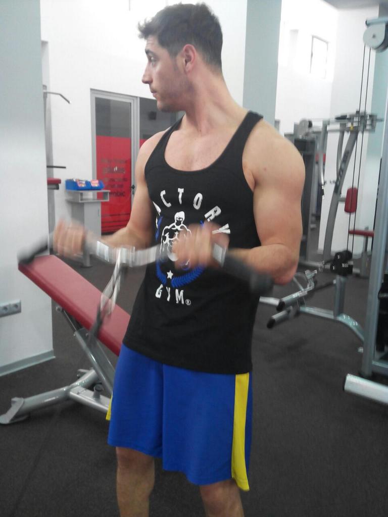 AlexGuijoRomero's tweet photo. Buenísimo día de entreno y con la comodidad de las nuevas camisetas de @Factory_GymES un poquito cada día Aauu !!! 💪 http://t.co/OjRMUKGAzg
