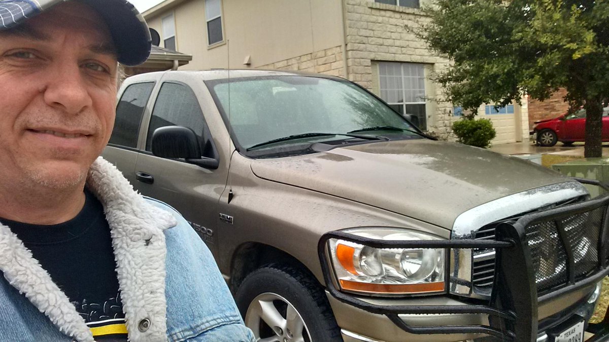 kenboyer2's tweet photo. Love my Hemi, #KBBEffectSweeps ! @KelleyBlueBook definitely helped me learn that I was getting it for a great price! http://t.co/c5DtBy6aAx