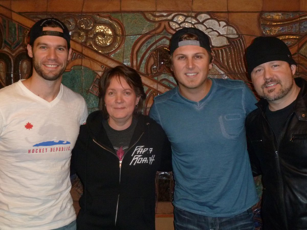 nightMairC's tweet photo. #TBT to my 1st time meeting @jasonblaine @DericRuttan @ChadBrownlee #rowdyboys #yourtownthrowdown #superniceguys http://t.co/SVc5WlbYcb