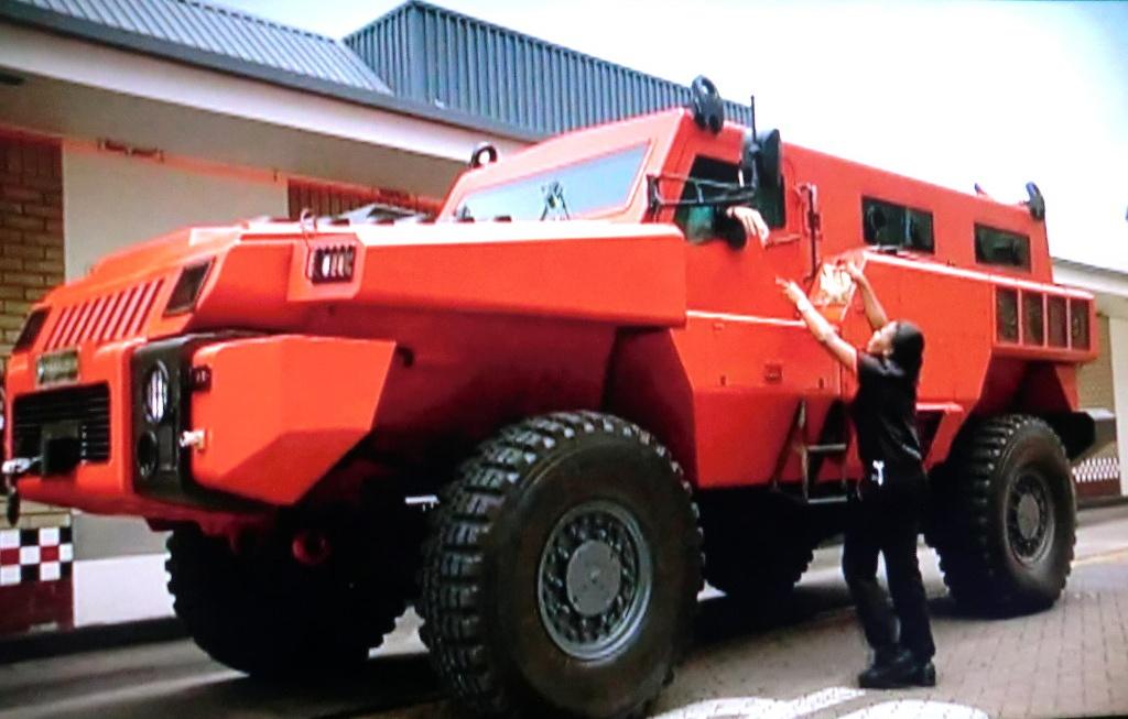 توییتر 世界の軍艦bot در توییتر 乗用車 マローダ 南アフリカ 重量13t 全長不明 速度1km H 南アフリカのパラマウントグループが開発した史上最強の市販車 厚さ9cmにも及ぶ窓ガラスを備え プラスチック爆弾にも耐えうるという 価格は約4000万円である Http