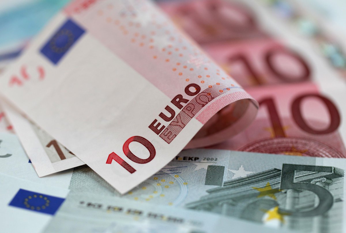 MarienMultifin's tweet photo. Sin embargo, el #Euro gana terreno al ofrecerse en 17.65 pesos y adquirirse en 16.50 pesos.
http://t.co/bni1sXMds6 http://t.co/midT1H6QAq