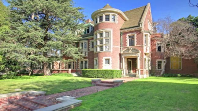THR's tweet photo. #AmericanHorrorStory Mansion Sells for $3.2 Million http://t.co/jPMUztc6bP #AHS http://t.co/bOHluviCeJ