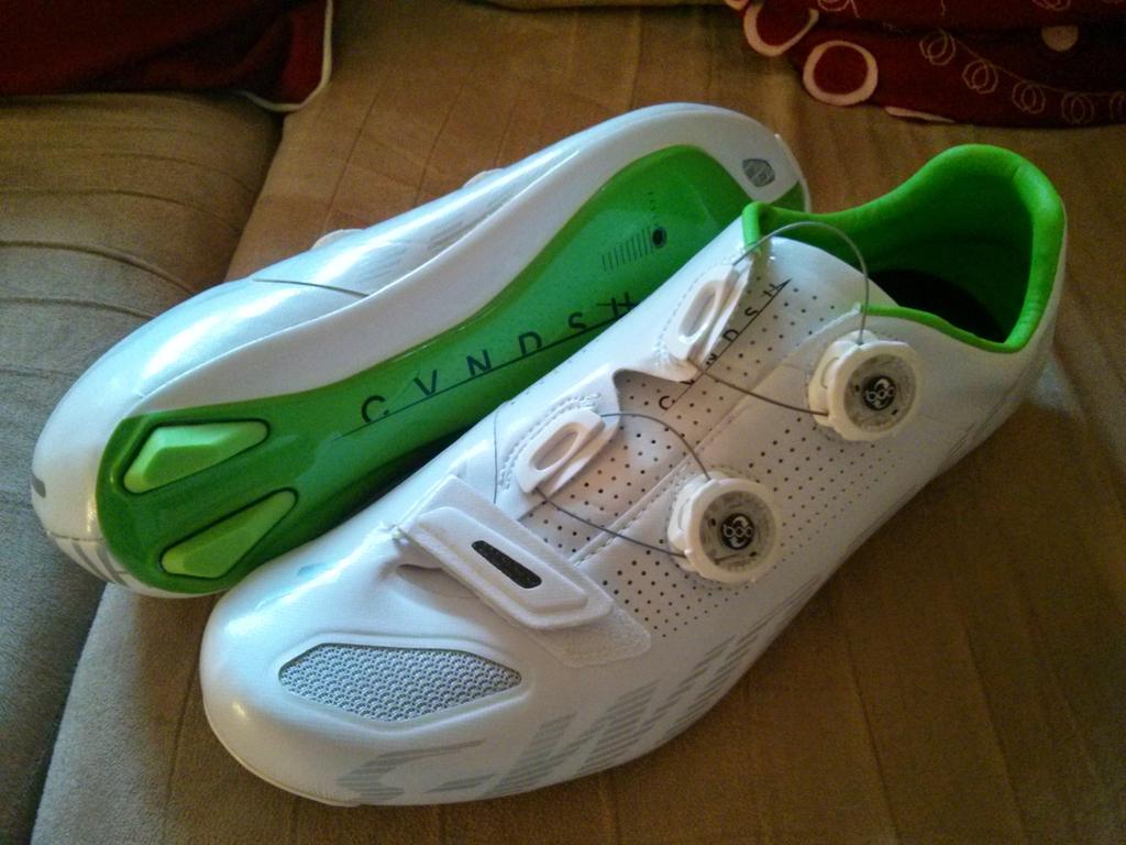 ManVsBike's tweet photo. @cvndsh: I already had the shoes & the bartape. &now I have the gloves as well. So, will I be #properfast? βΊ http://t.co/54JlY41APq