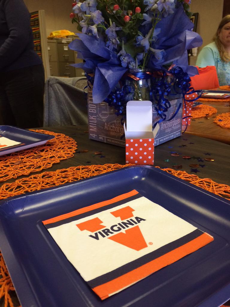 EmCole7561's tweet photo. These girls celebrate me so well! #bestcoworkers #birthdaytreats #GoHoos http://t.co/zQDR7Qehzl