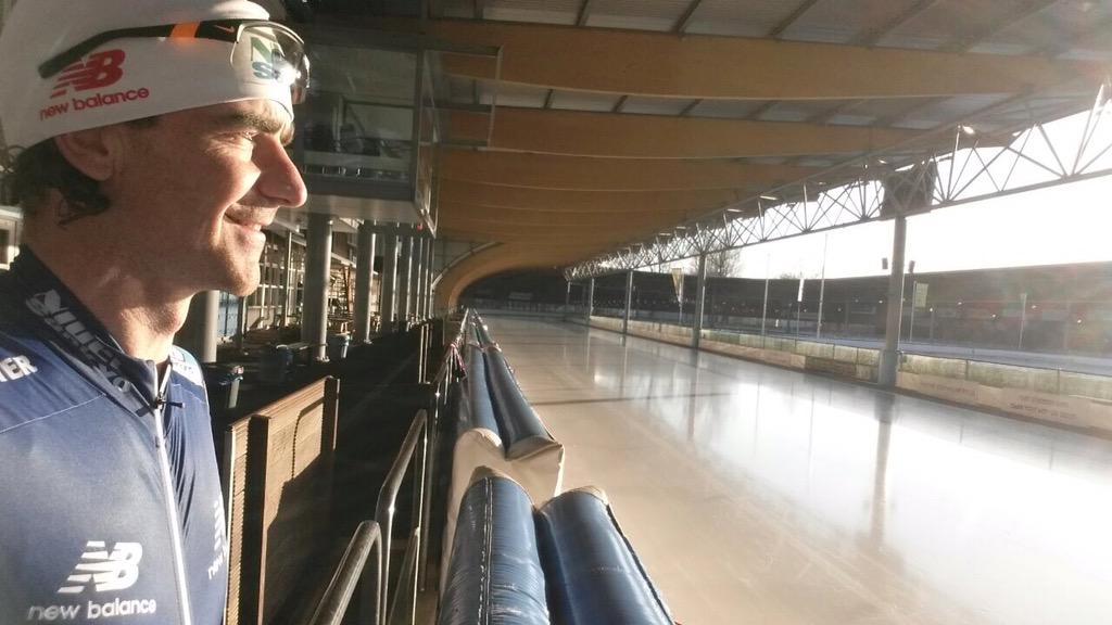 NBschaatsteam's tweet photo. Bob de Jong "Klaar voor mijn training in Haarlem. Alleen op de baan in de zon 😃☀." #newbalanceschaatsteam http://t.co/QPqDhZlS3c