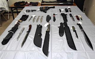 山窩ラボ 腰に刃物14本 男を逮捕 40センチなた所持の疑い 愛知県警 下段右から2つめ これ諸刃にみえるんですが まさか ウメガイ Http T Co Ozuoriqpmh