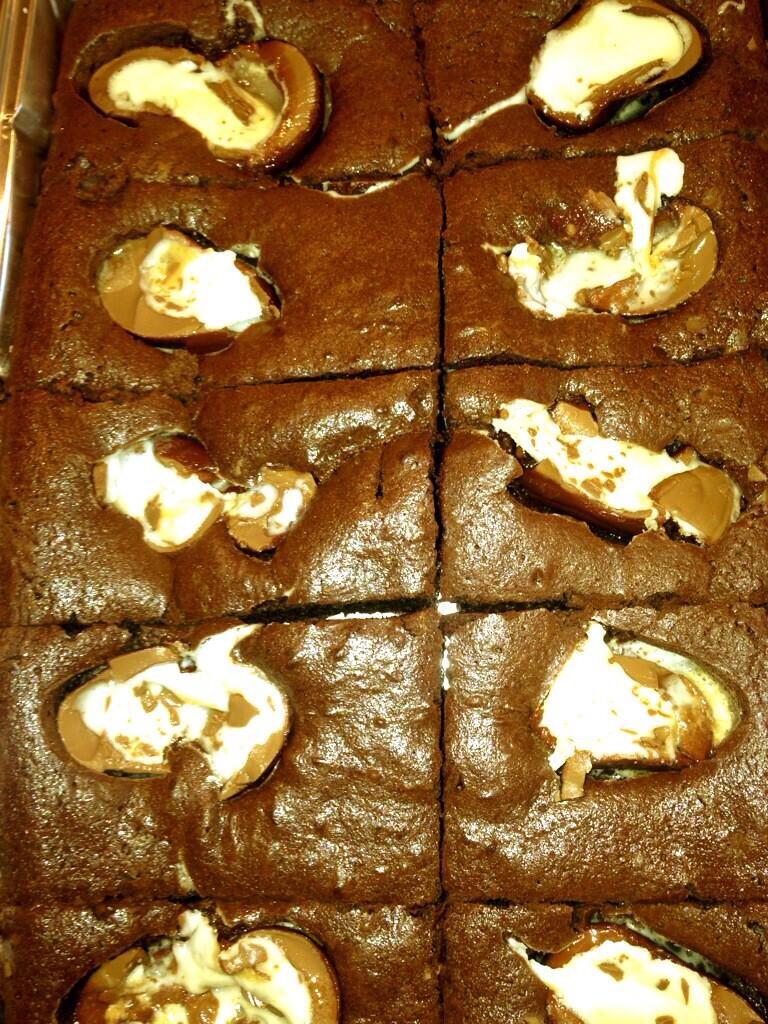 ComeGetStuffed's tweet photo. It's almost Easter...Creme Egg Brownies are an absolute must!! #gooey http://t.co/07oRrEPf3w