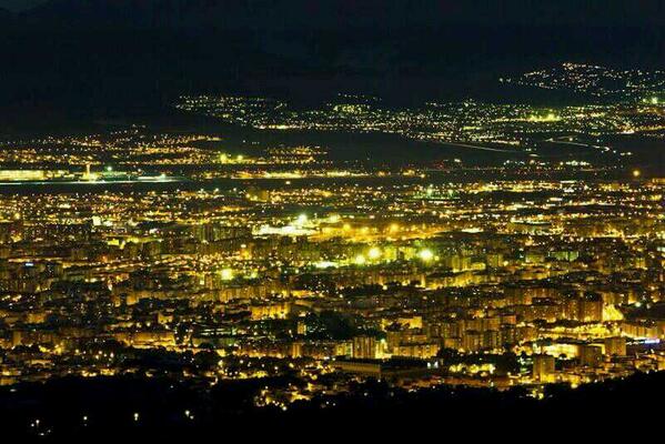 _Paisajes_'s tweet photo. Vista aérea nocturna de Málaga. Una prueba más de su grandeza. http://t.co/6ZqO7smbVe