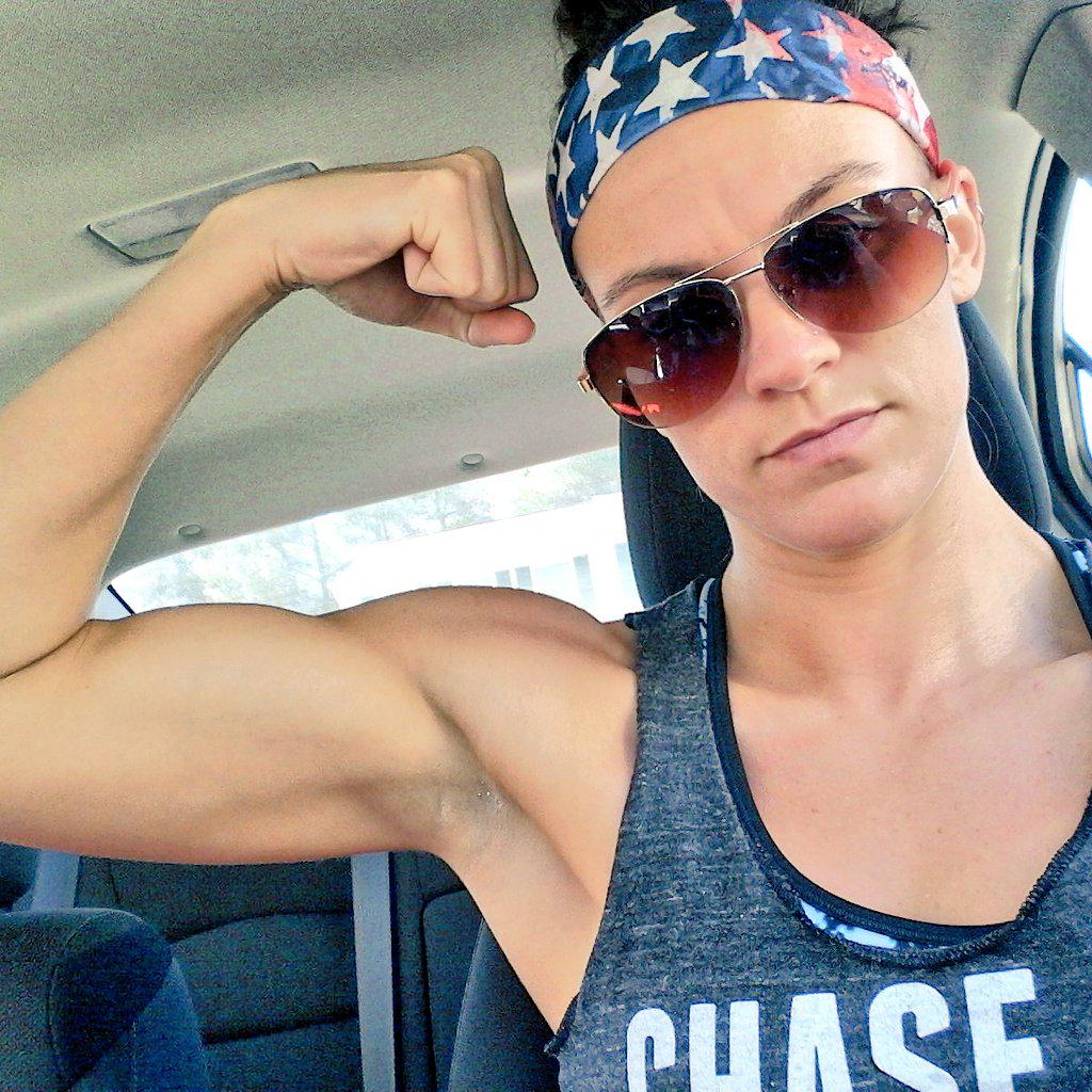 Jgibbs33's tweet photo. Sun's out, guns out finally!! #fitfam #teammindovermatter http://t.co/Ra3IlDJNlc