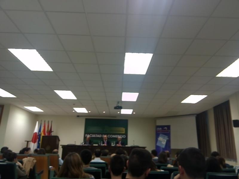 David_Quasar's tweet photo. Conferencia de Roberto Velasco en @comercio_uva con @ClubEmprendeYa http://t.co/b8gNBp5Heo