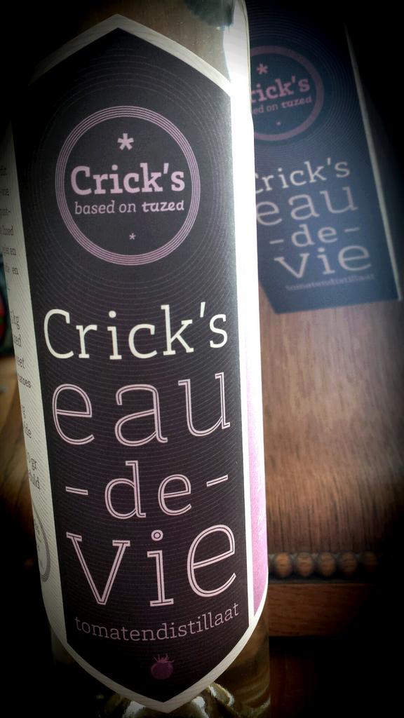 PeterDuijn's tweet photo. Westlandse innovatie! 
Eau-de-vie van tomaten.
Leuk voor mijn verzameling distillaten 👍😎 http://t.co/a0KXd1X0GX