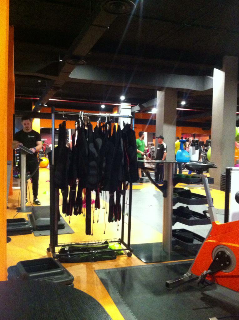 nita_prada's tweet photo. Equipazo para nuestra electroestimulacion Mihabodytec! #bodysolution #fuencarral #Madrid #basicfit http://t.co/ZCY6zNSOJl