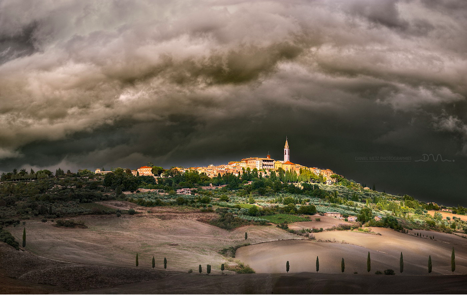LRbySDM's tweet photo. The clouds of Pienza by #DanielMetz @etrjohno @tiffanysmtownGG @chickllett @DaltonRoad @pasantas @snowleopard56 http://t.co/cSOSC8Kq5i